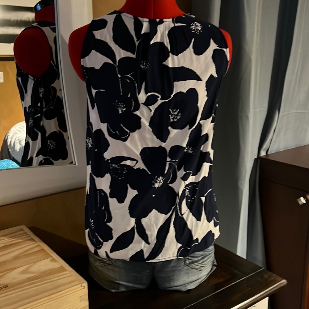 Navy and white flower print top size XS